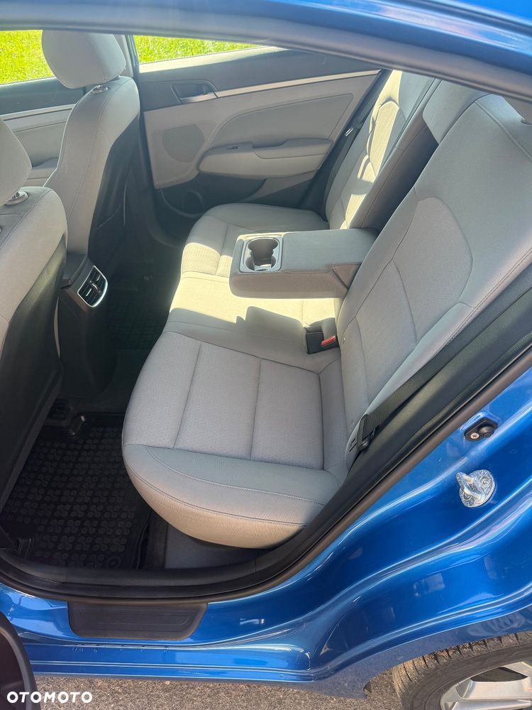 Hyundai Elantra - 11