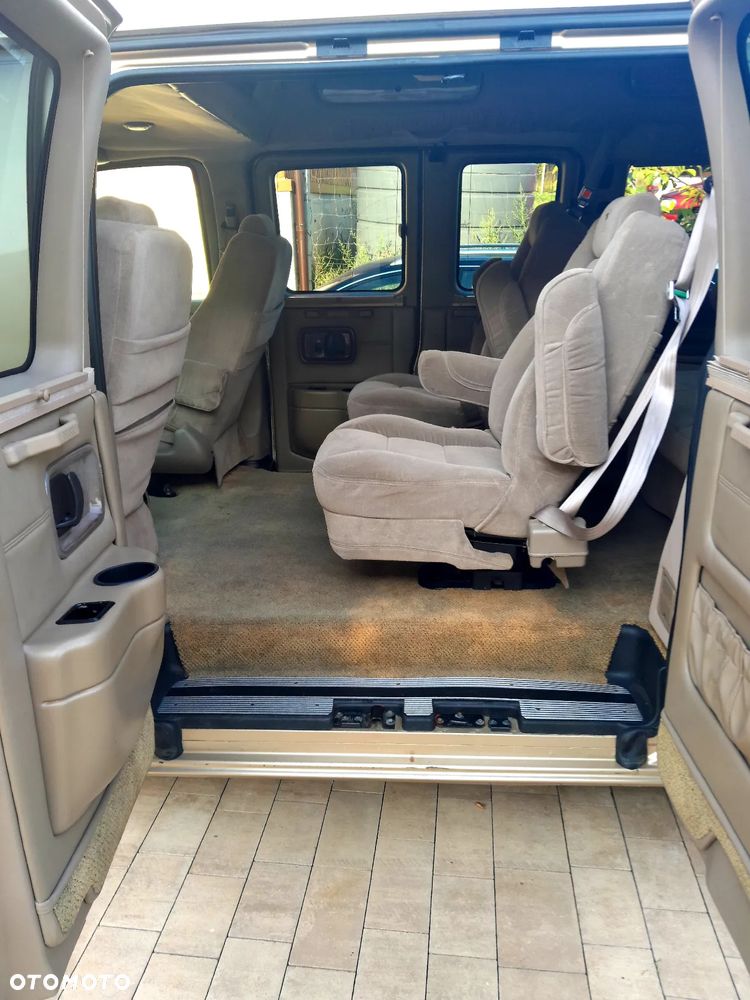 Chevrolet Express - 10