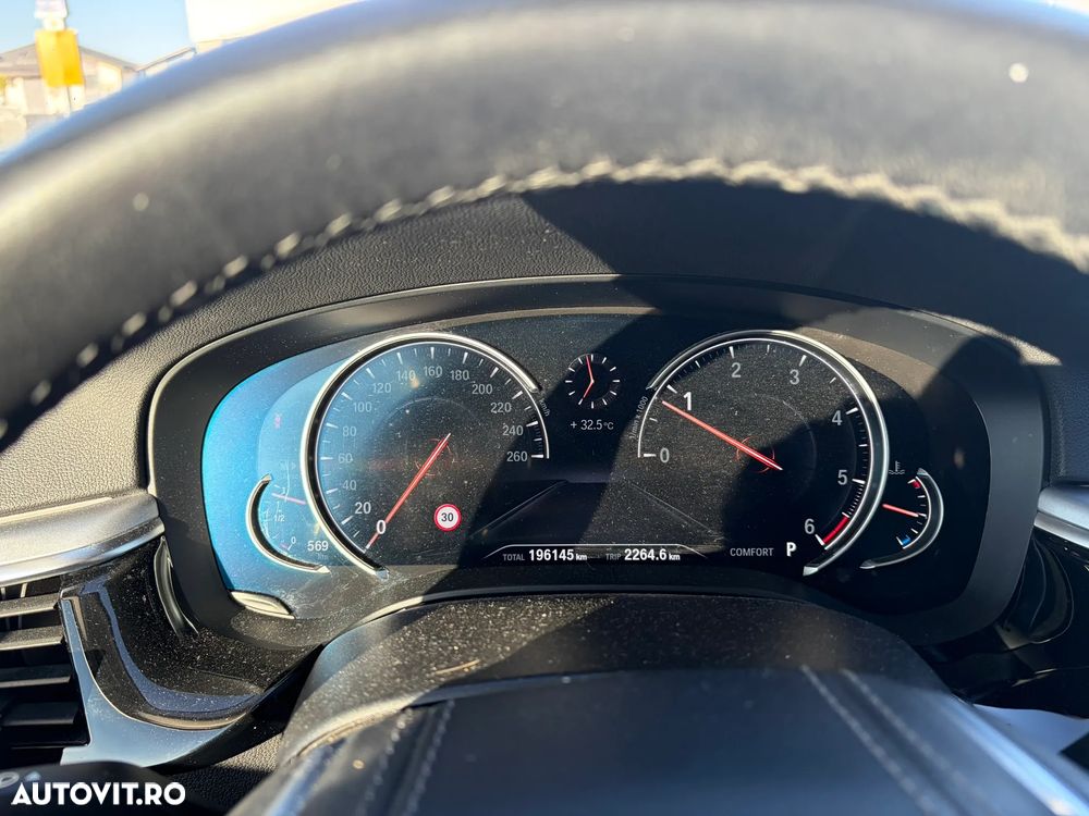 BMW Seria 5 520d xDrive Aut. Luxury Line - 7