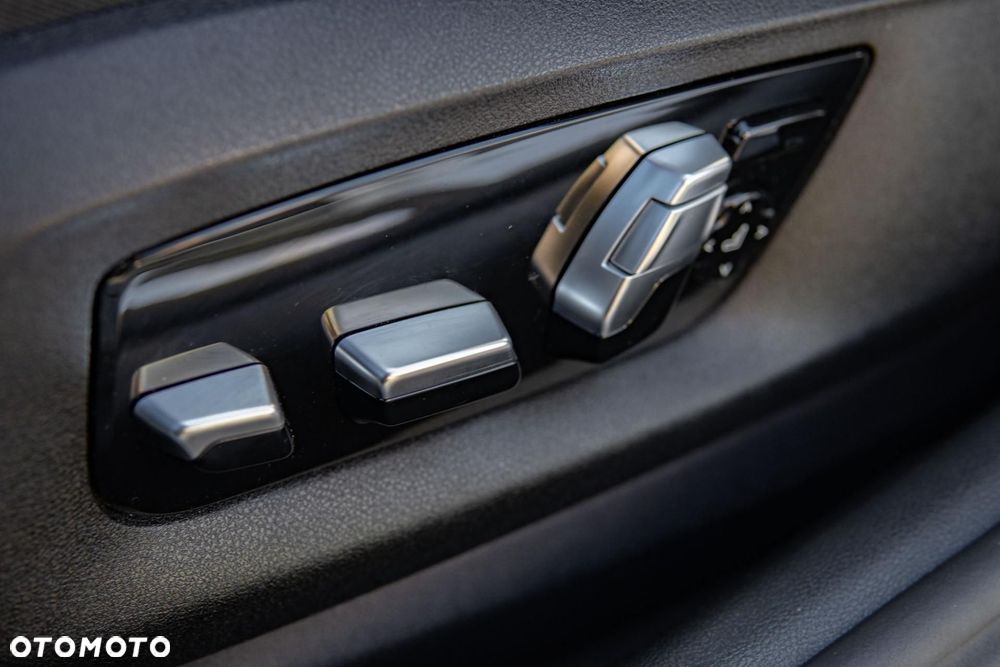BMW Seria 5 M550i xDrive sport - 32