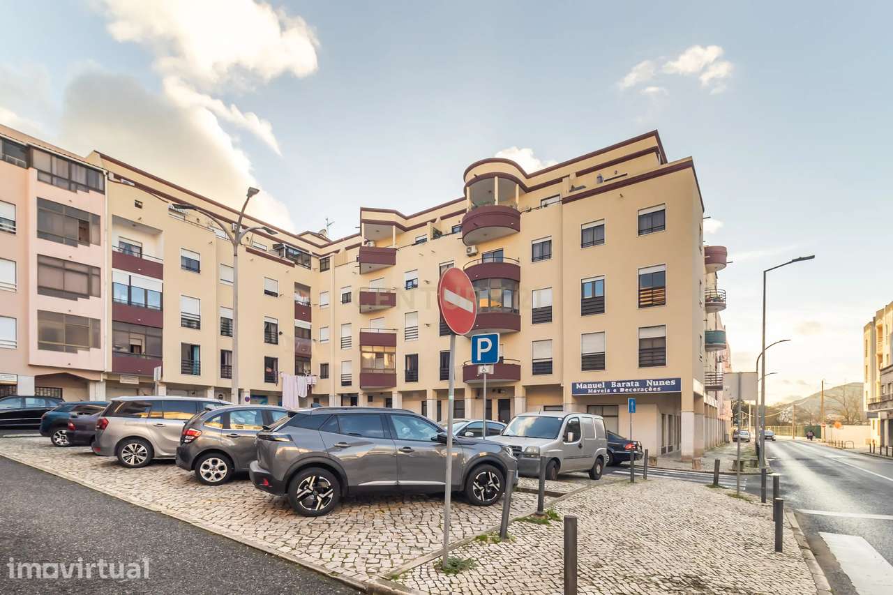Apartamento T3 Espaçoso com Parqueamento e Excelente Exposição Solar- - Grande imagem: 2/46