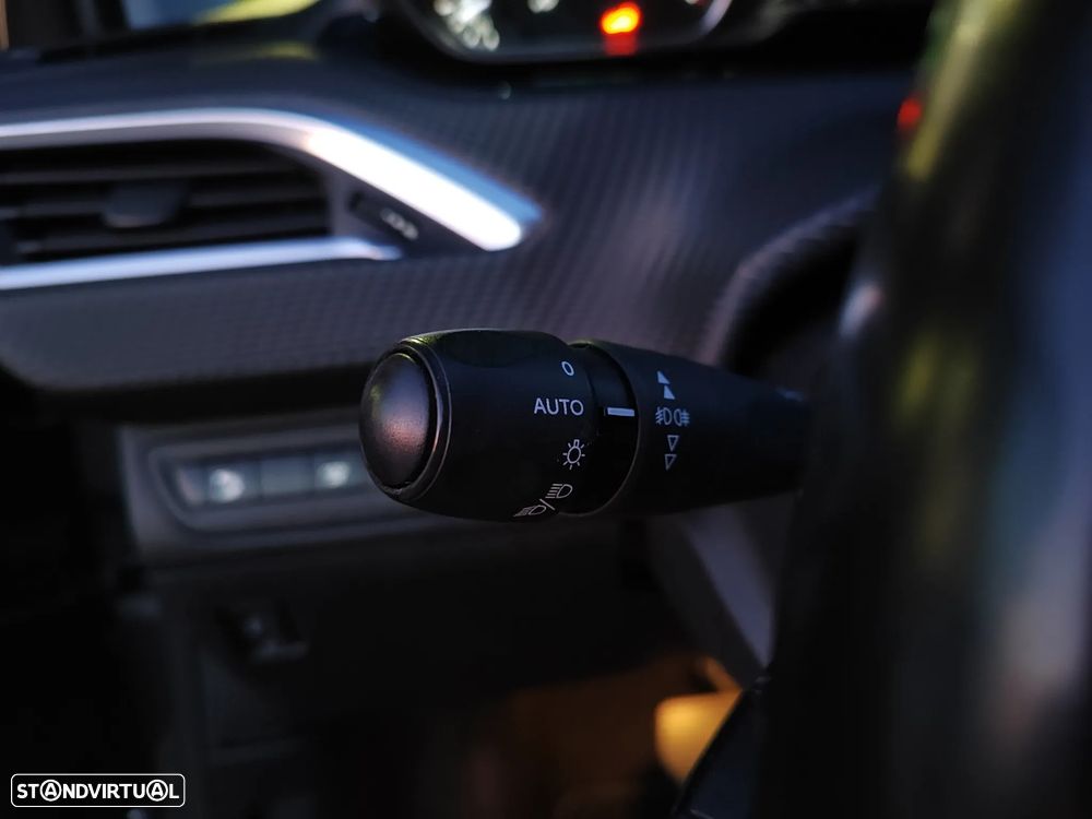 Peugeot 2008 1.2 PureTech Allure EAT6 - 28