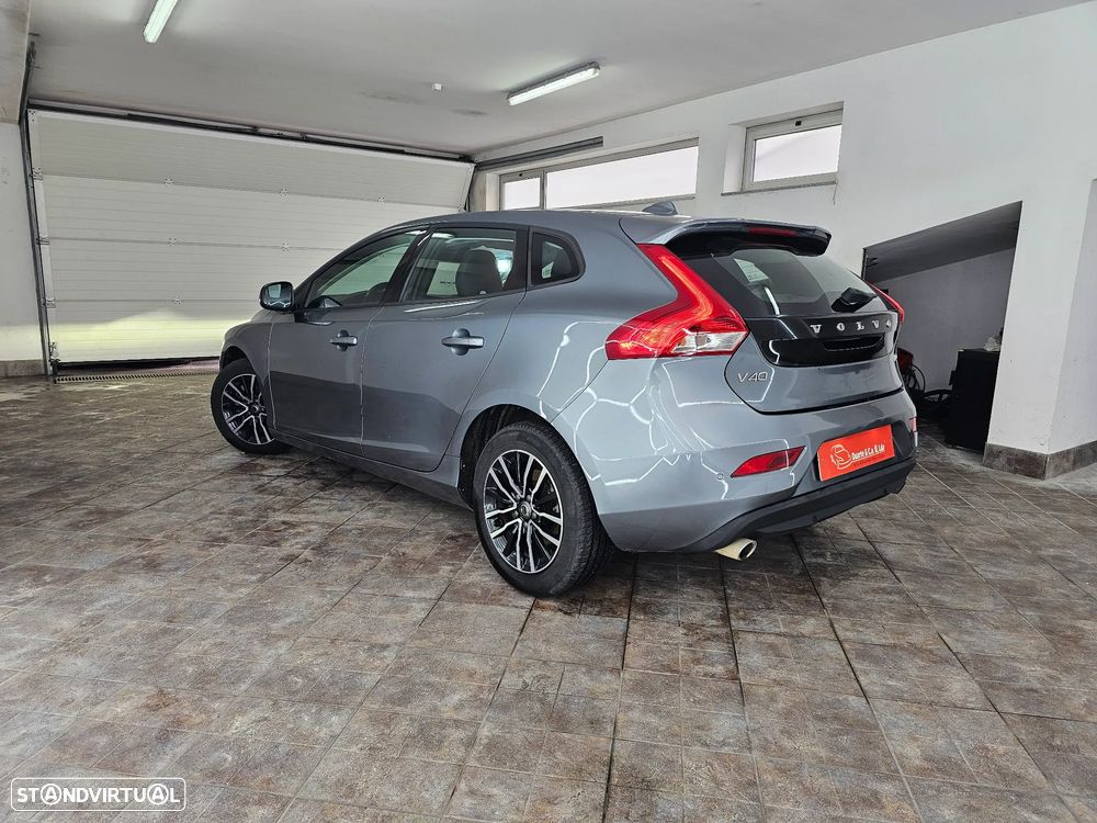 Volvo V40 2.0 D3 Momentum - 4