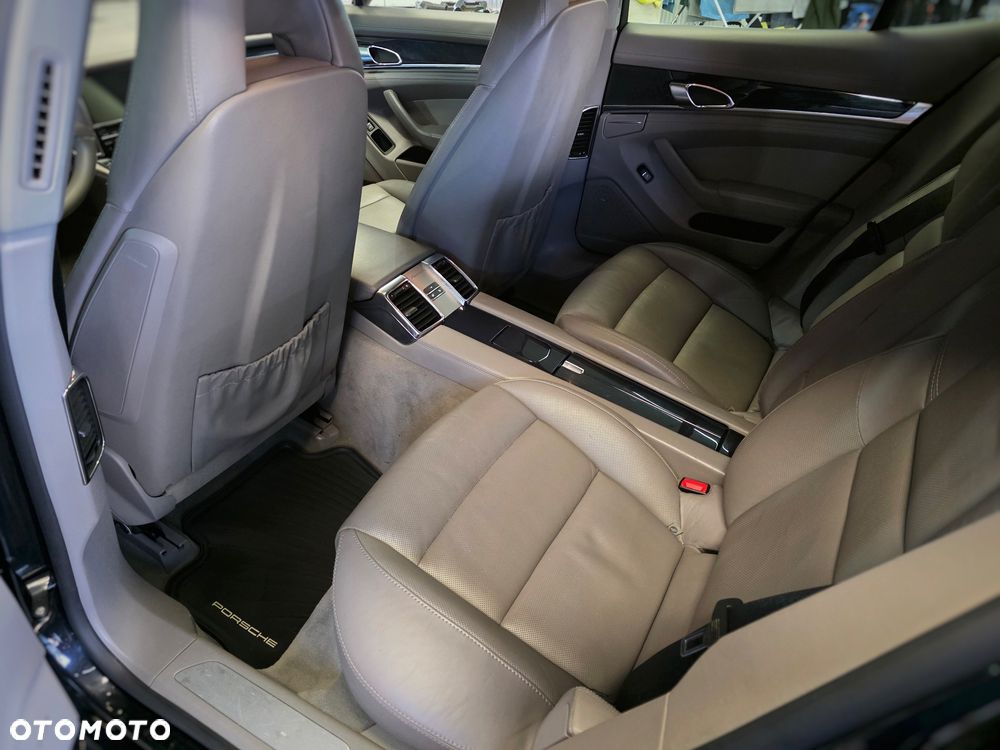 Porsche Panamera 4S PDK - 34