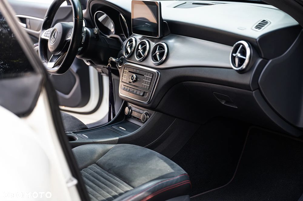 Mercedes-Benz CLA 200 7G-DCT AMG Line - 12