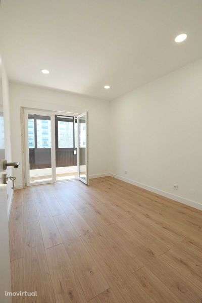 Apartamento T2 na Rua Maria Matos - São Carlos, Mem Martins - Grande imagem: 3/8