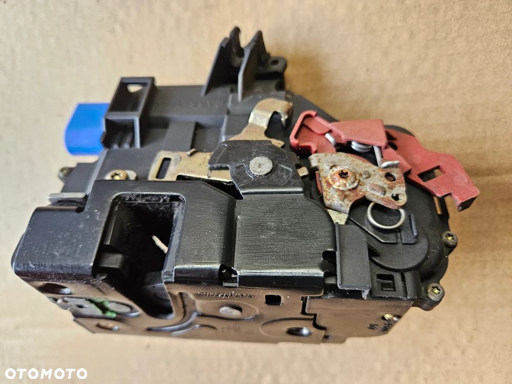 Audi A3 8P 3D zamek drzwi prawych  4F1837016 - 1
