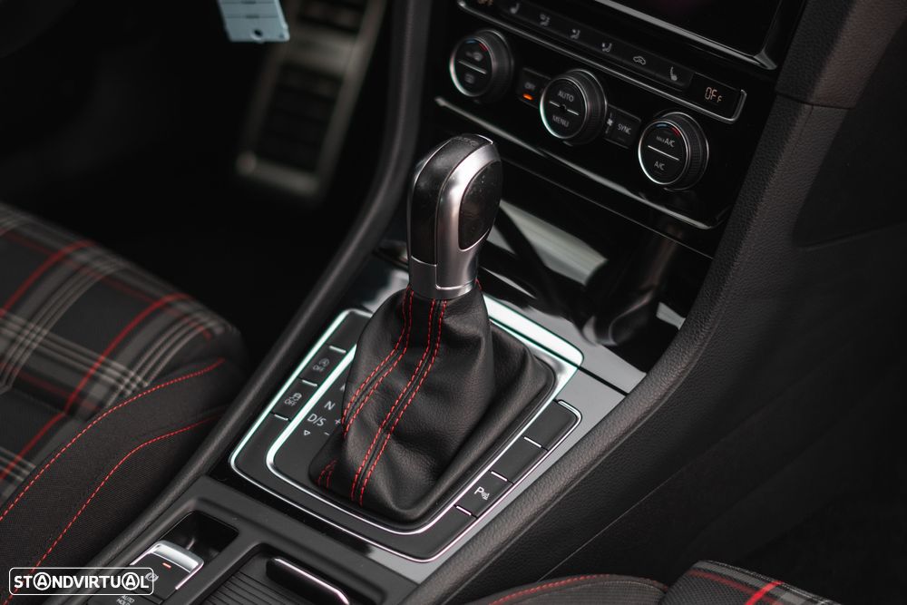 VW Golf 2.0 TSI GTI DSG Performance - 32