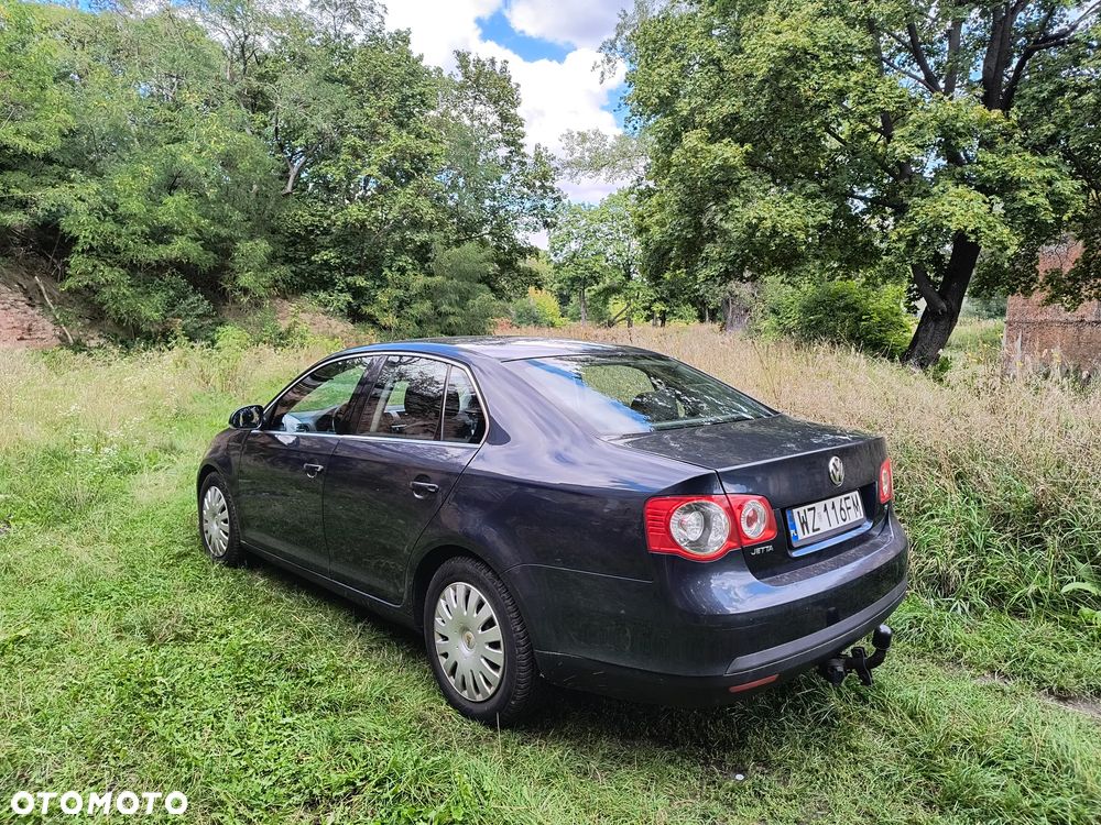 Volkswagen Jetta 1.6 FSI Trendline - 5
