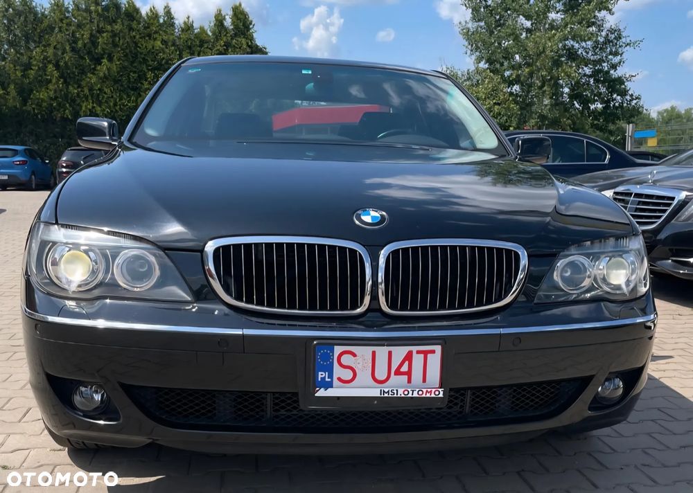 BMW Seria 7 750i - 8