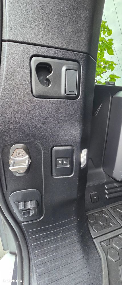 Land Rover Defender 3.0 P400 mHEV SE - 10