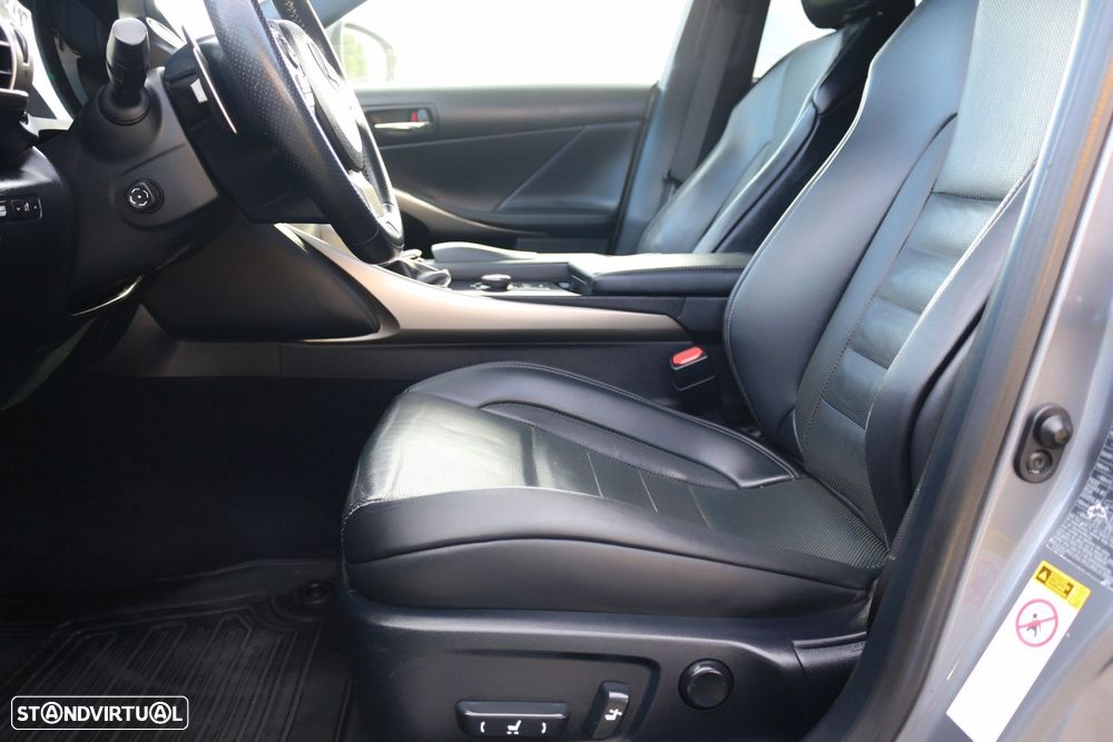 Lexus IS 300H F Sport - 42