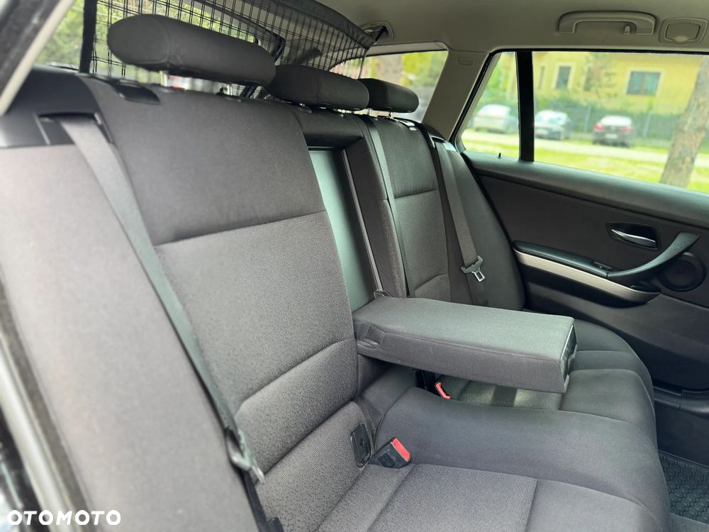 BMW Seria 3 320i Touring - 32