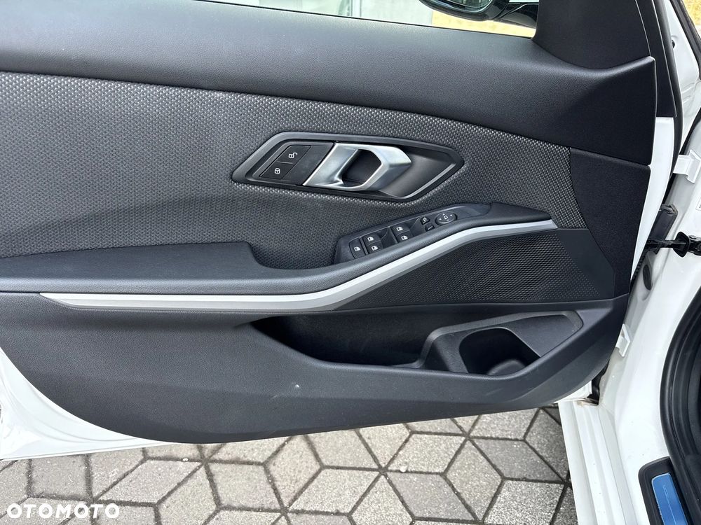 BMW Seria 3 318i - 12
