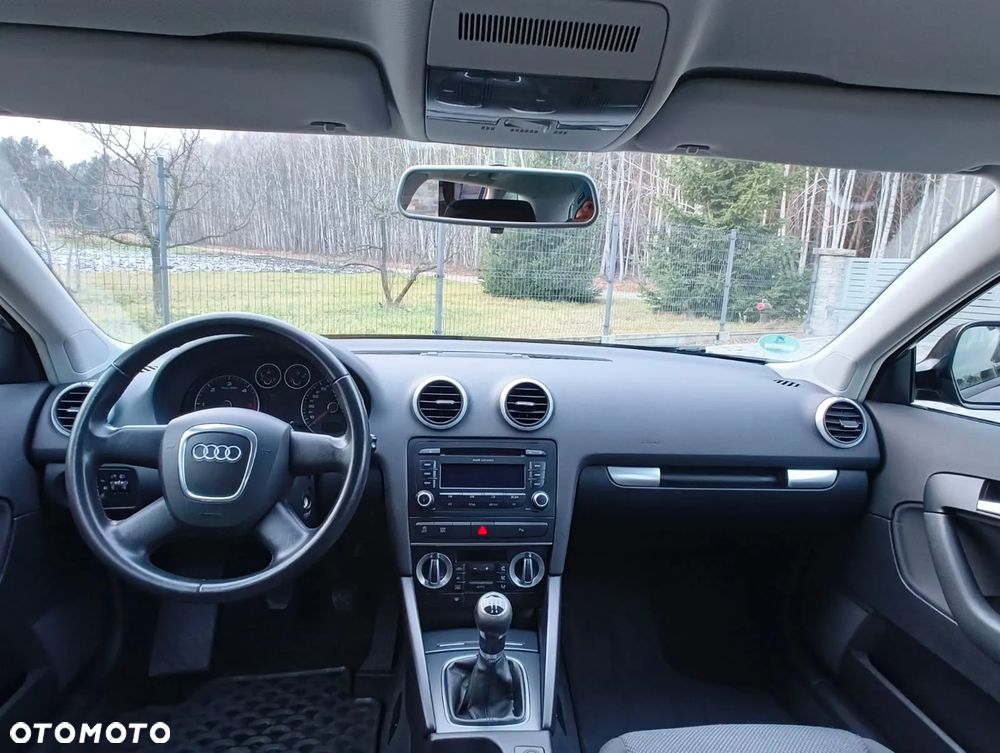 Audi A3 Sportback 1.6 TDI DPF Ambiente - 17