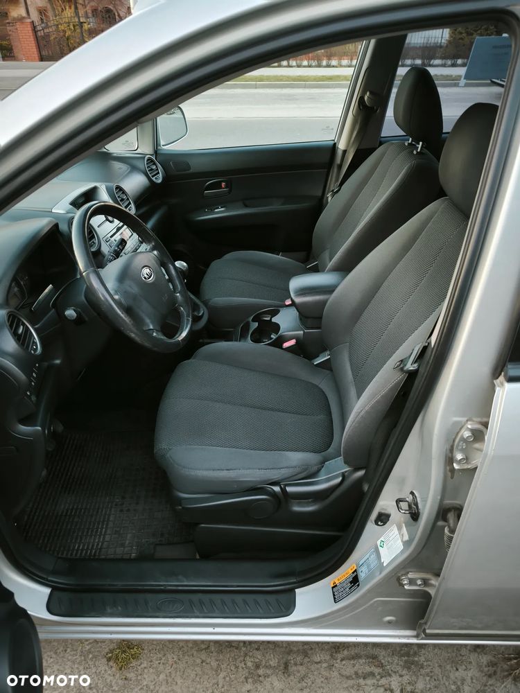 Kia Carens - 11