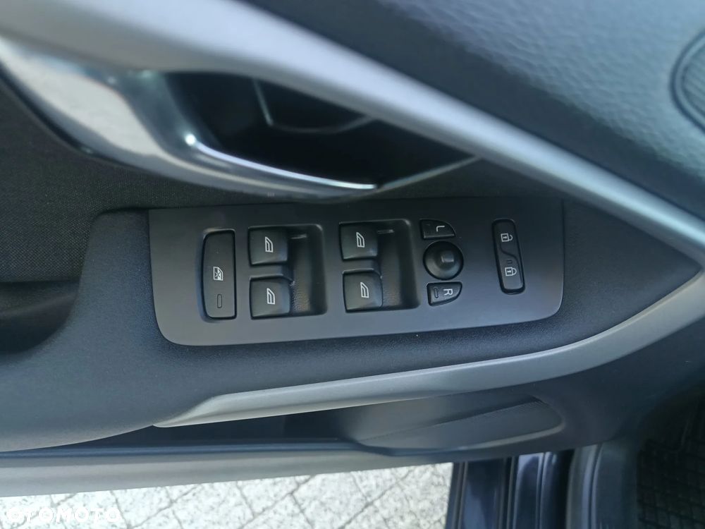 Volvo V40 D4 Momentum - 17