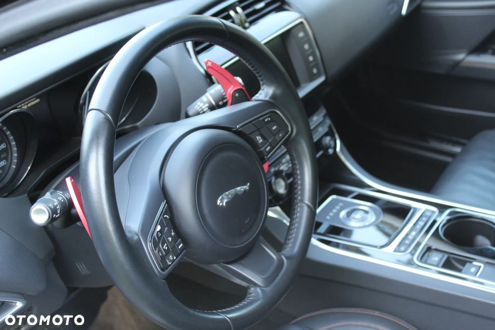 Jaguar XE 20d R-Sport - 11