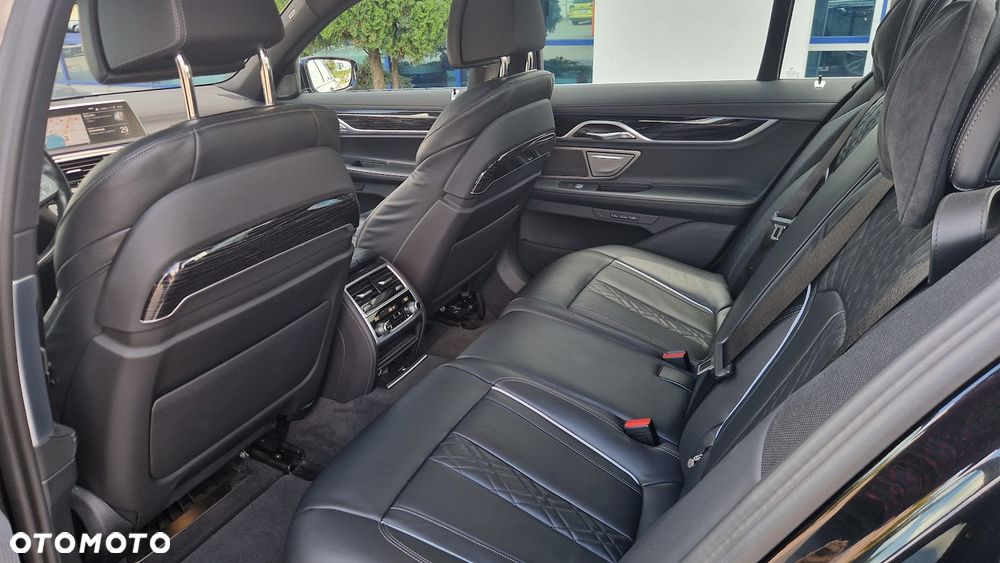 BMW Seria 7 730d xDrive mHEV - 12