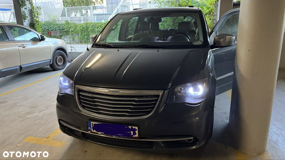 Chrysler Town & Country - 5