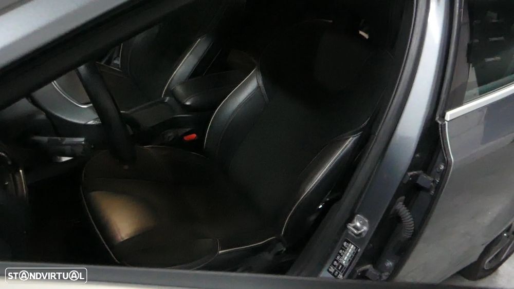 Volvo V40 D2 R Design - 4