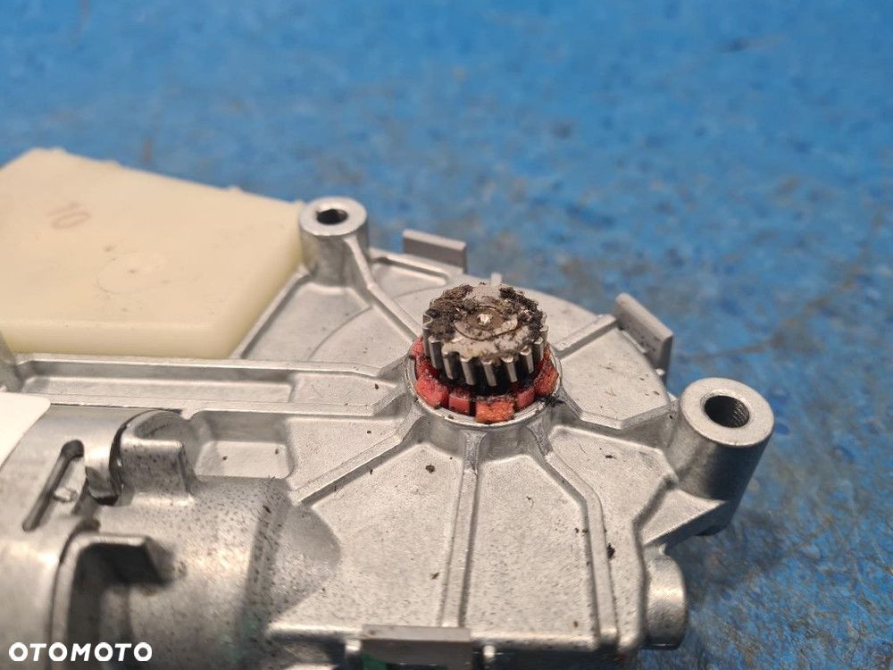 AUDI A4 B7 SILNICZEK SZYBERDACHU 4B0959591H  BLB, BRE - 2