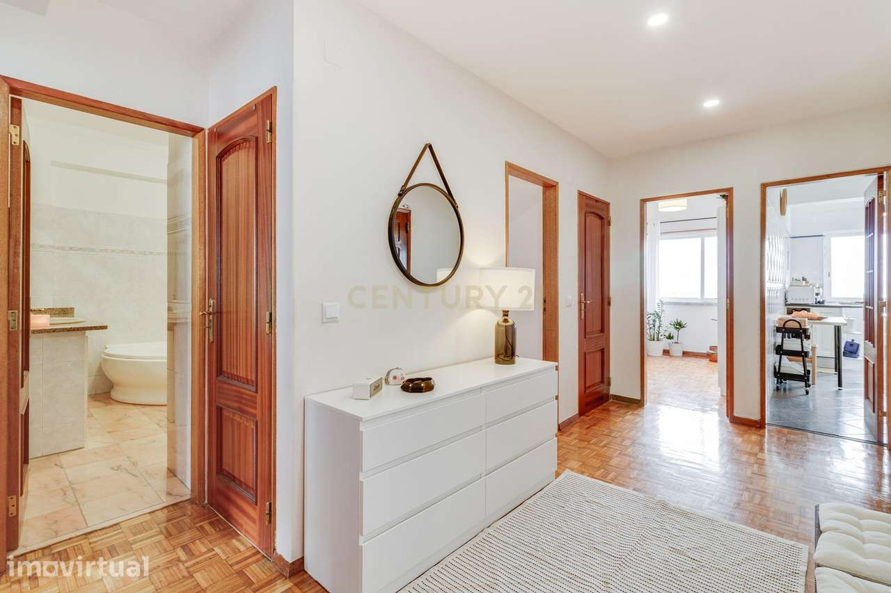 Apartamento T3 convertido em T2 com vista Rio em Almada - Grande imagem: 2/26