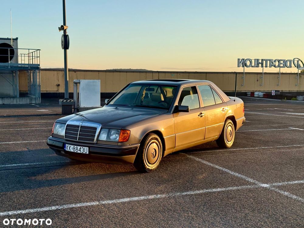 Mercedes-Benz W124 1990 photo 3