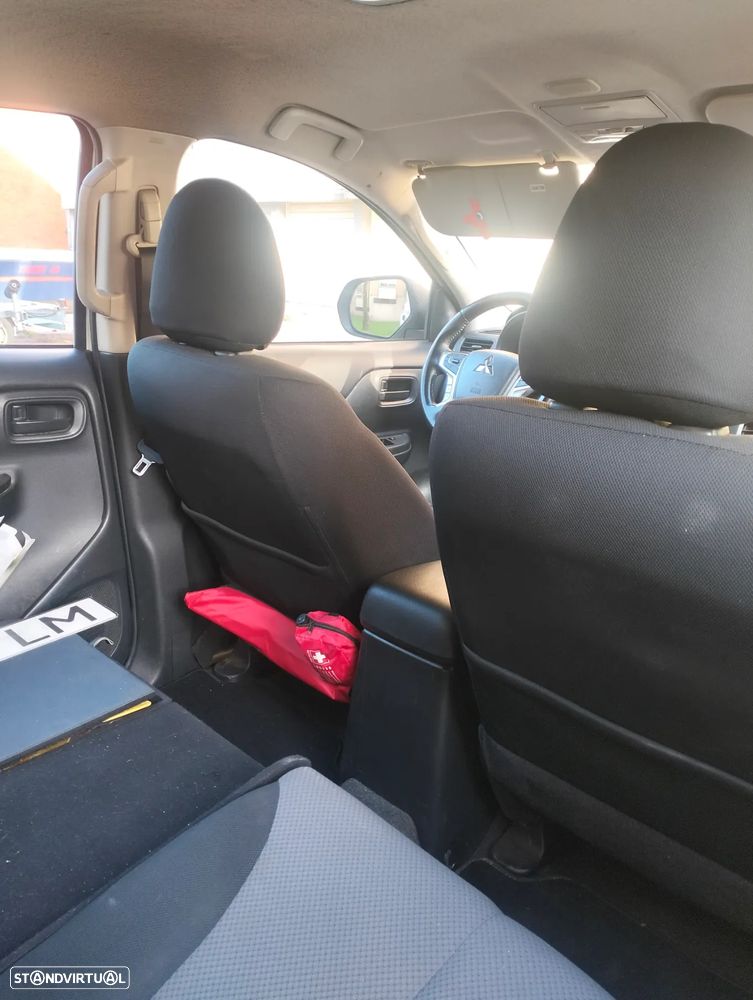 Mitsubishi L200 2.3 DI-D Space Cab Invite Strakar Look 4WD - 10