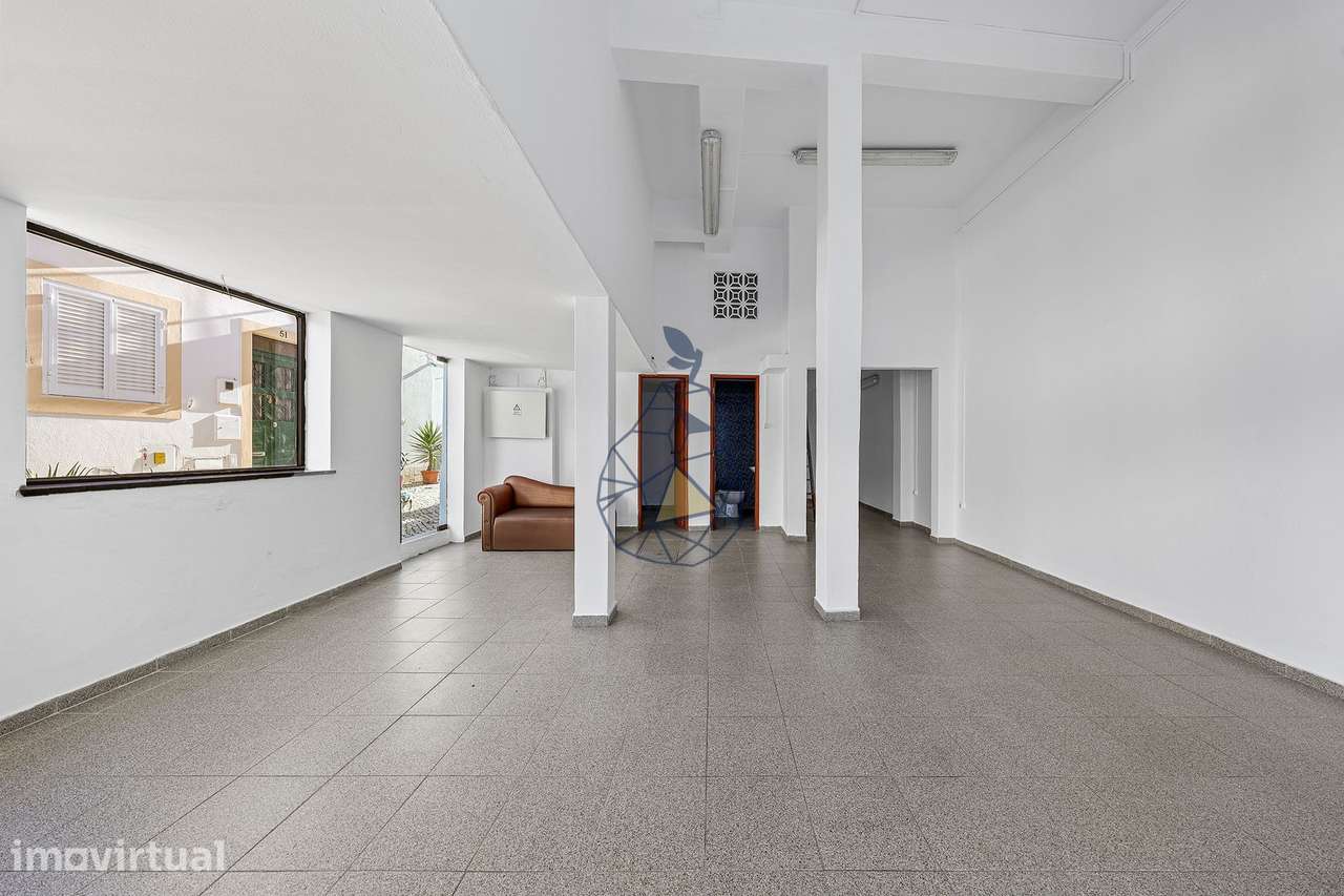 Loja comercial com duas entradas no centro histórico de Alvor - Grande imagem: 2/28