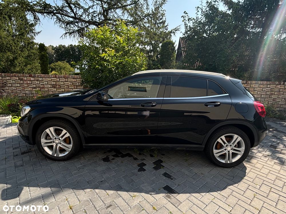 Mercedes-Benz GLA 250 4Matic 7G-DCT - 10