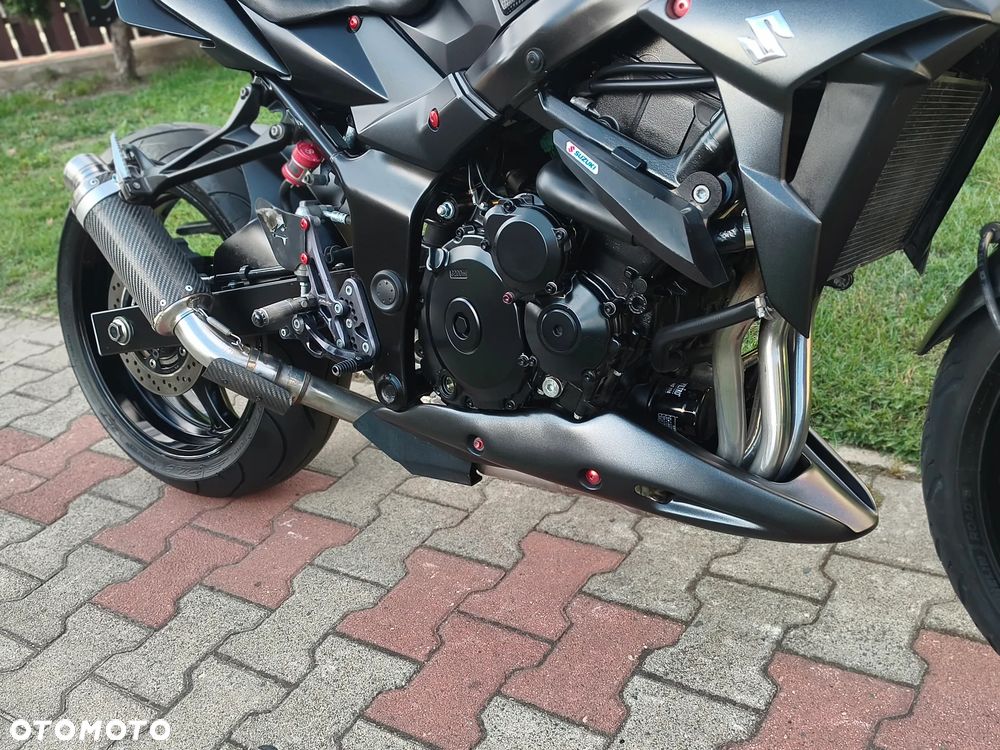 Suzuki GSR - 8