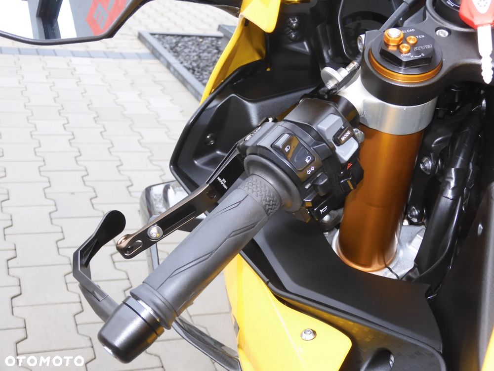 Yamaha R1 - 36