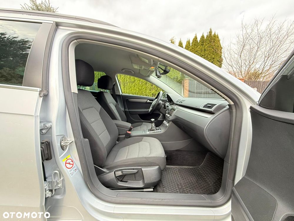 Volkswagen Passat 1.6 TDI DPF BlueMot Highline - 25