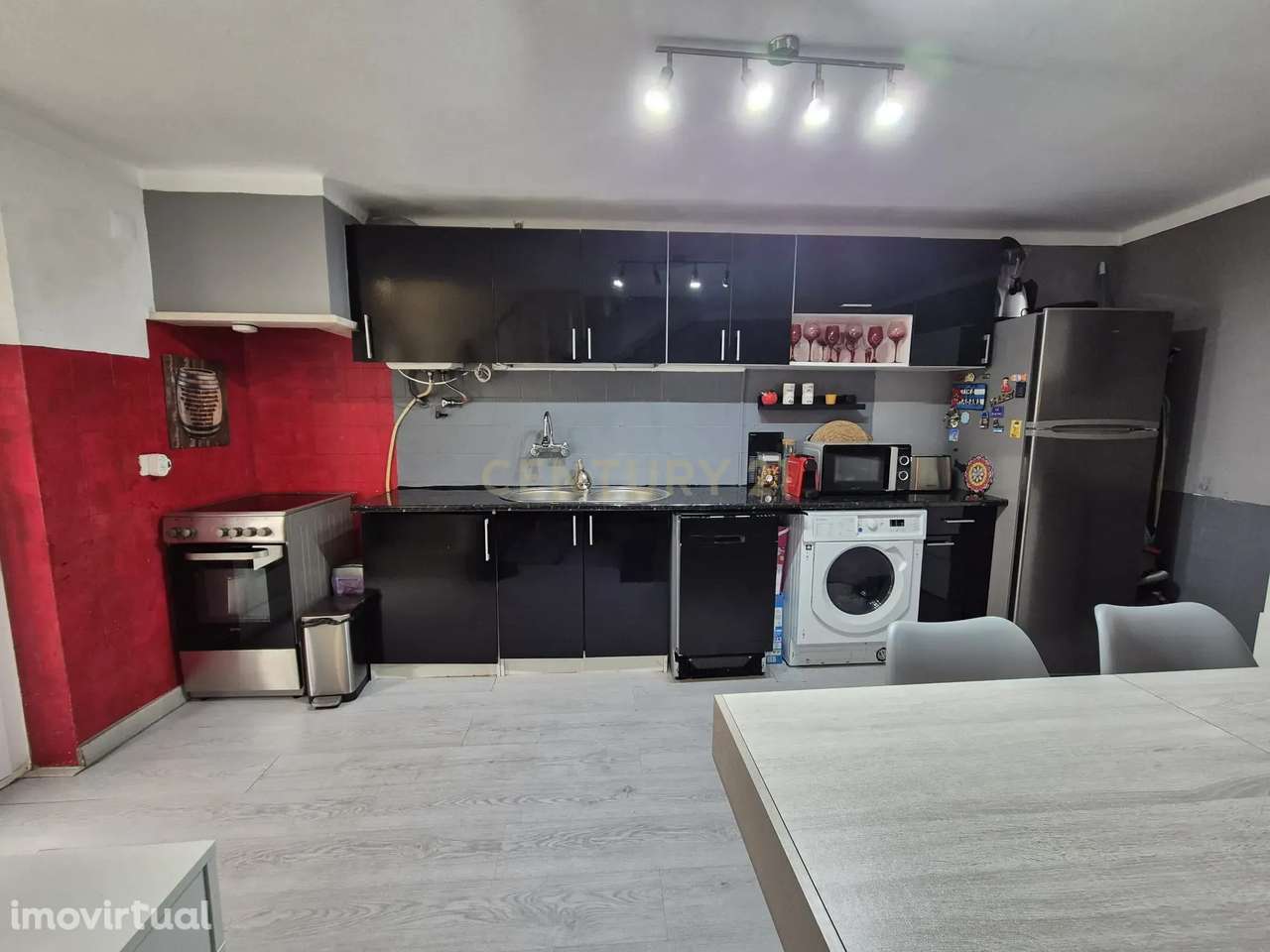 Moradia T2, transformada em T1, Triplex no Coração de Odivelas - Grande imagem: 3/20