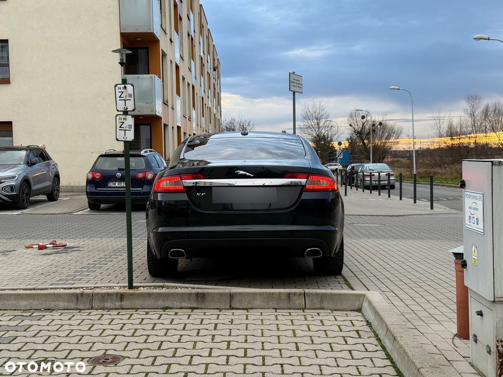 Jaguar XF 2.7 V6 D Luxury - 6