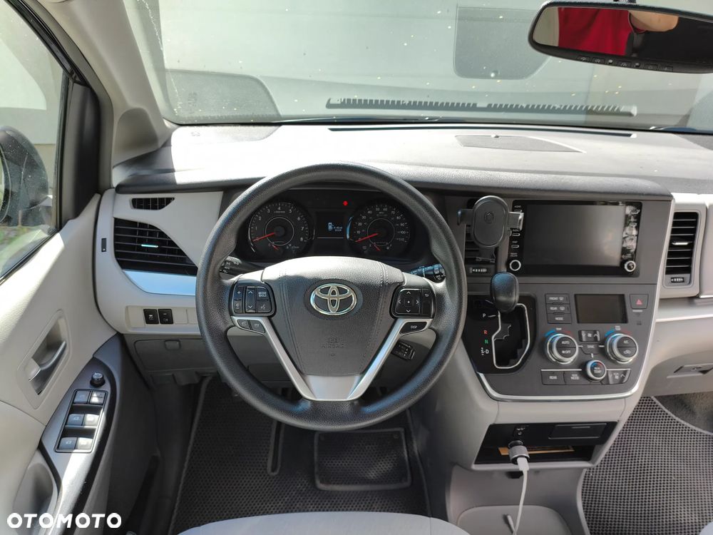 Toyota Sienna 3.5 V6 - 17