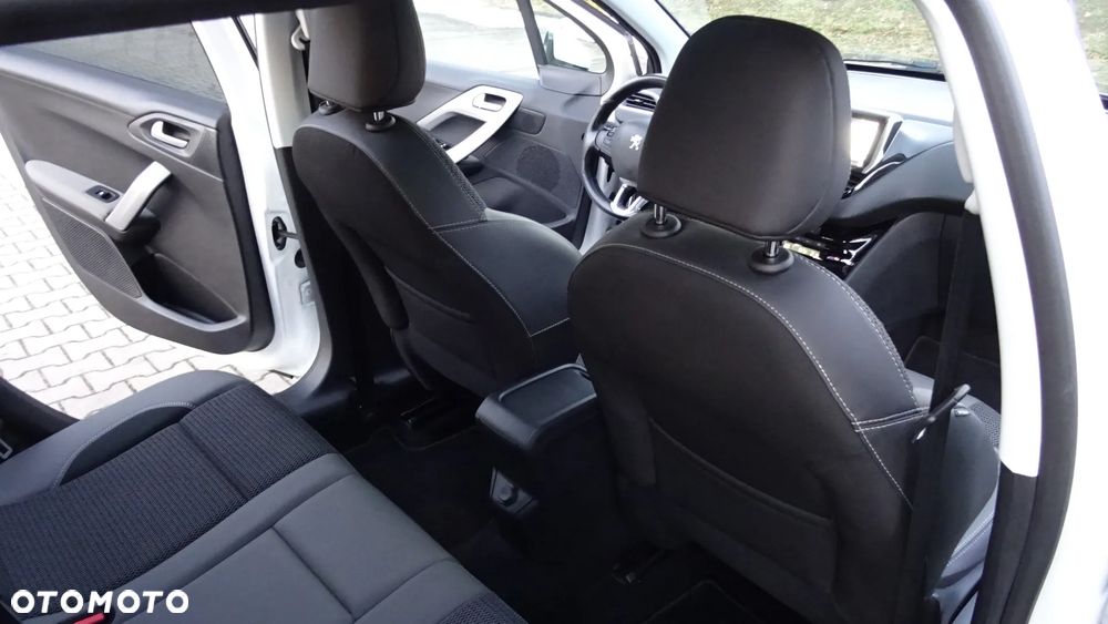 Peugeot 2008 1.2 Pure Tech GPF Allure S&S EAT6 - 23