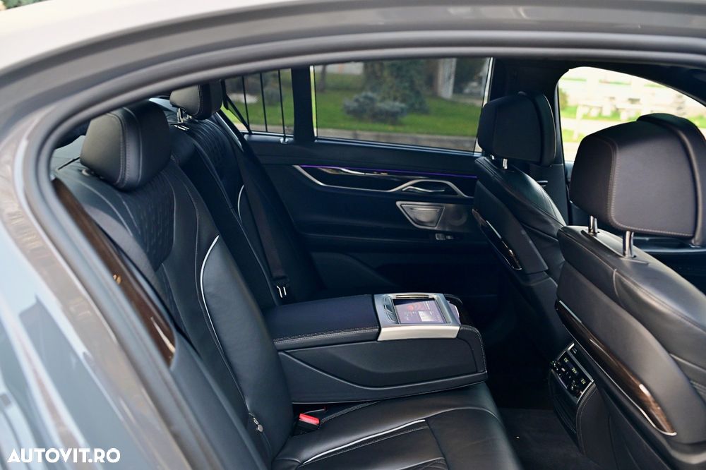 BMW Seria 7 745e - 29