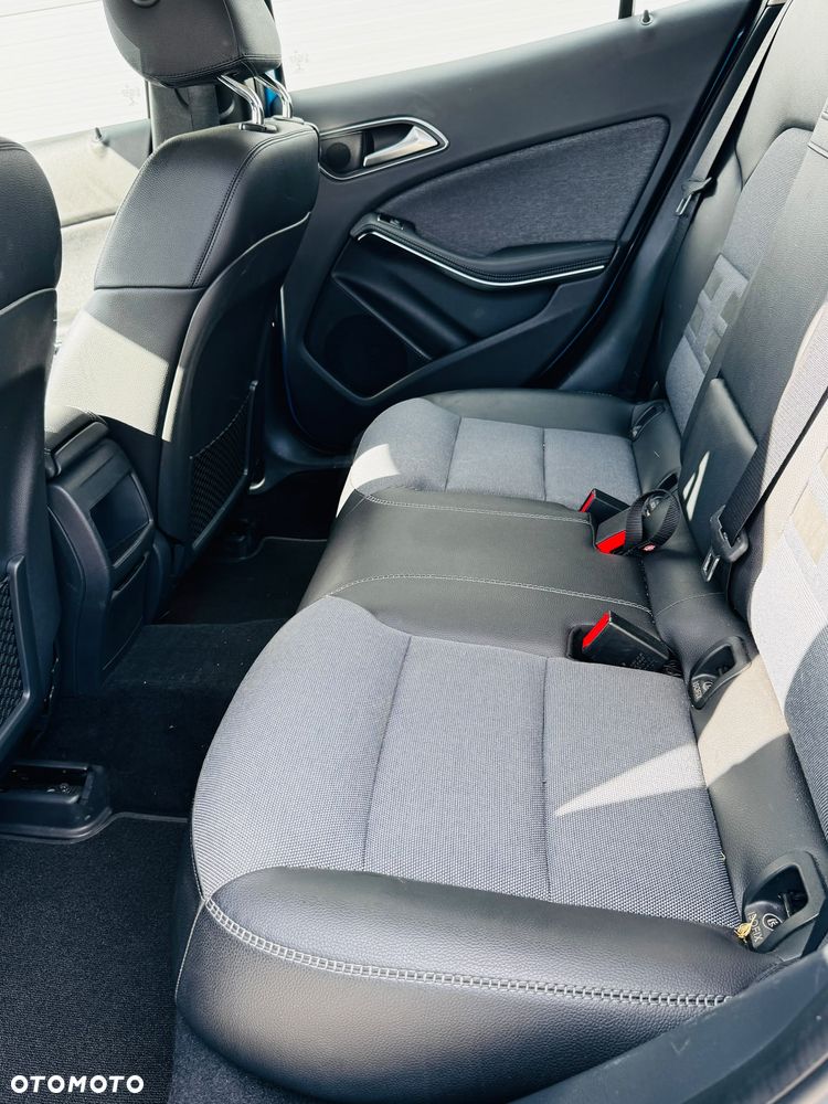 Mercedes-Benz GLA 180 7G-DCT - 16