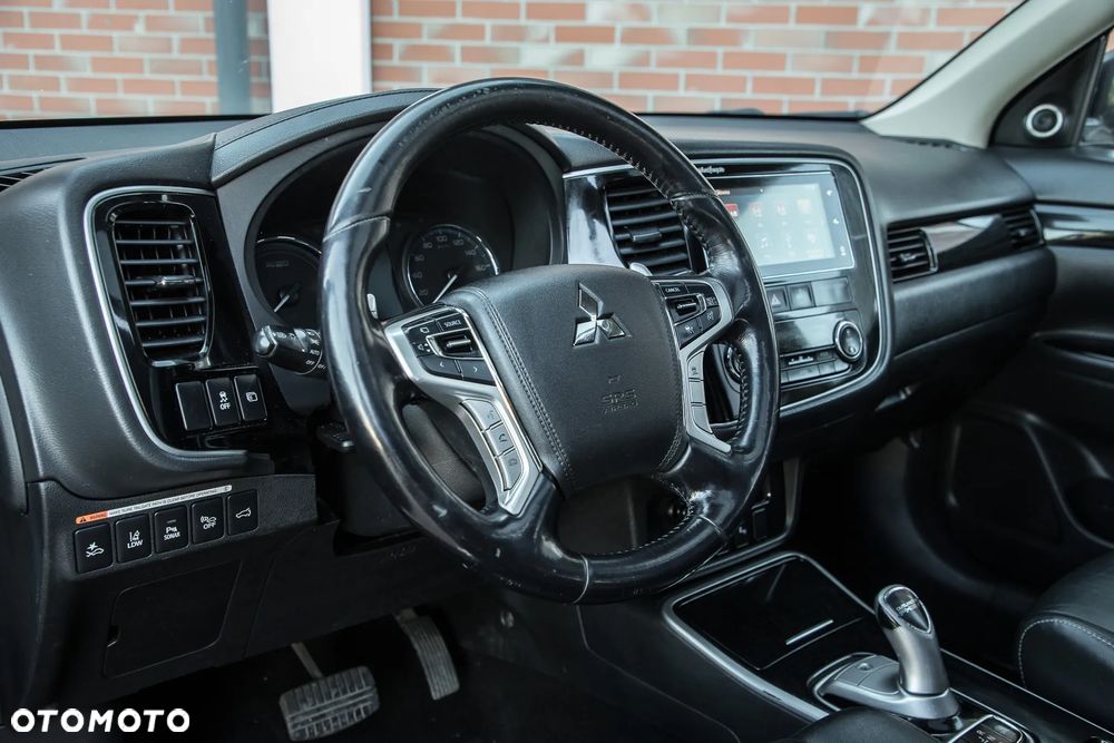 Mitsubishi Outlander Instyle NAVI + - 12