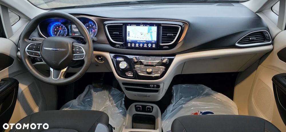 Chrysler Pacifica - 5