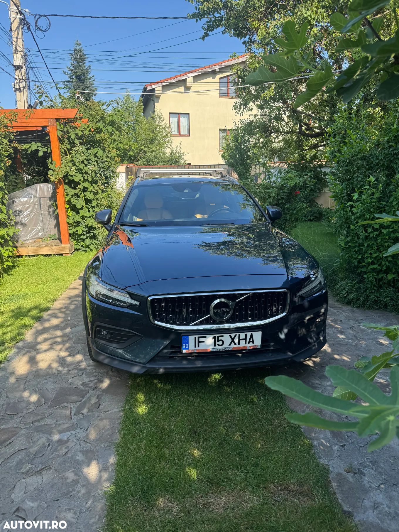 Volvo V60 B4 MHEV AT8 FWD Momentum Pro - 1