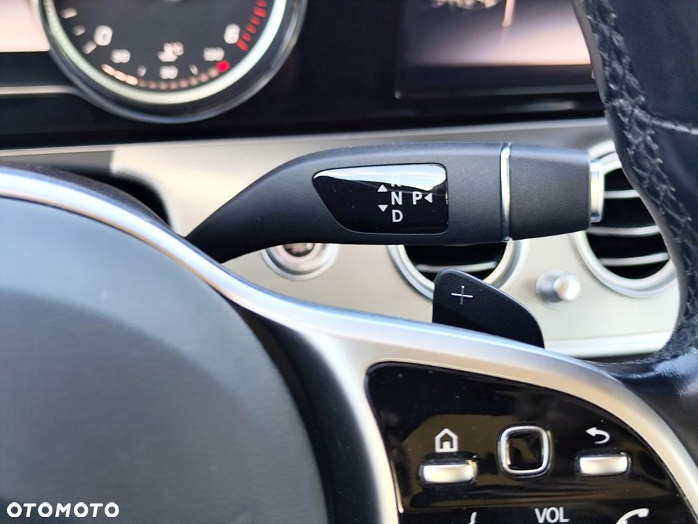 Mercedes-Benz Klasa E 220 d 4-Matic 9G-TRONIC - 16