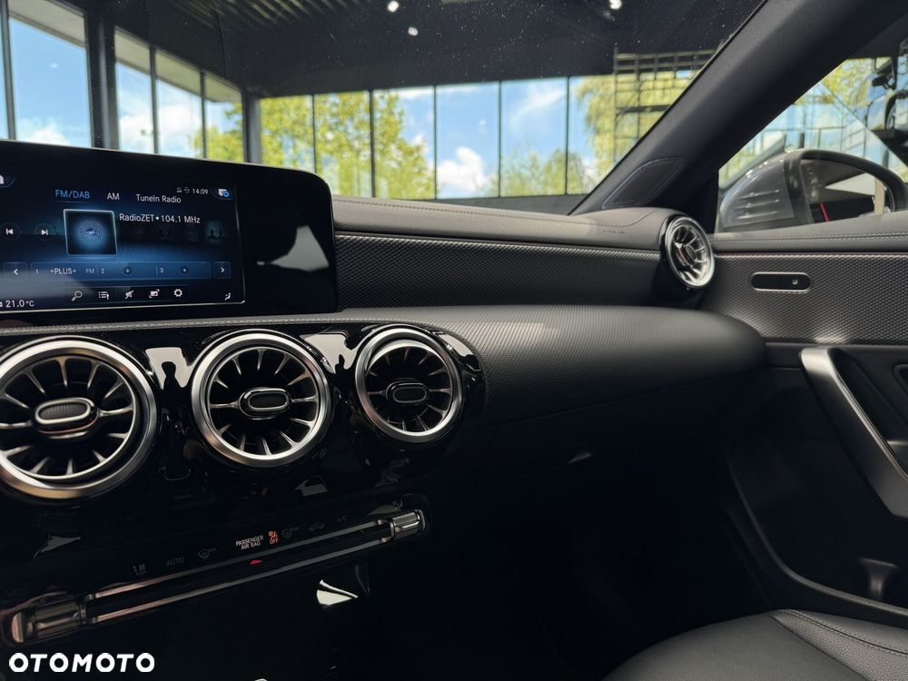 Mercedes-Benz CLA 180 7G-DCT - 28