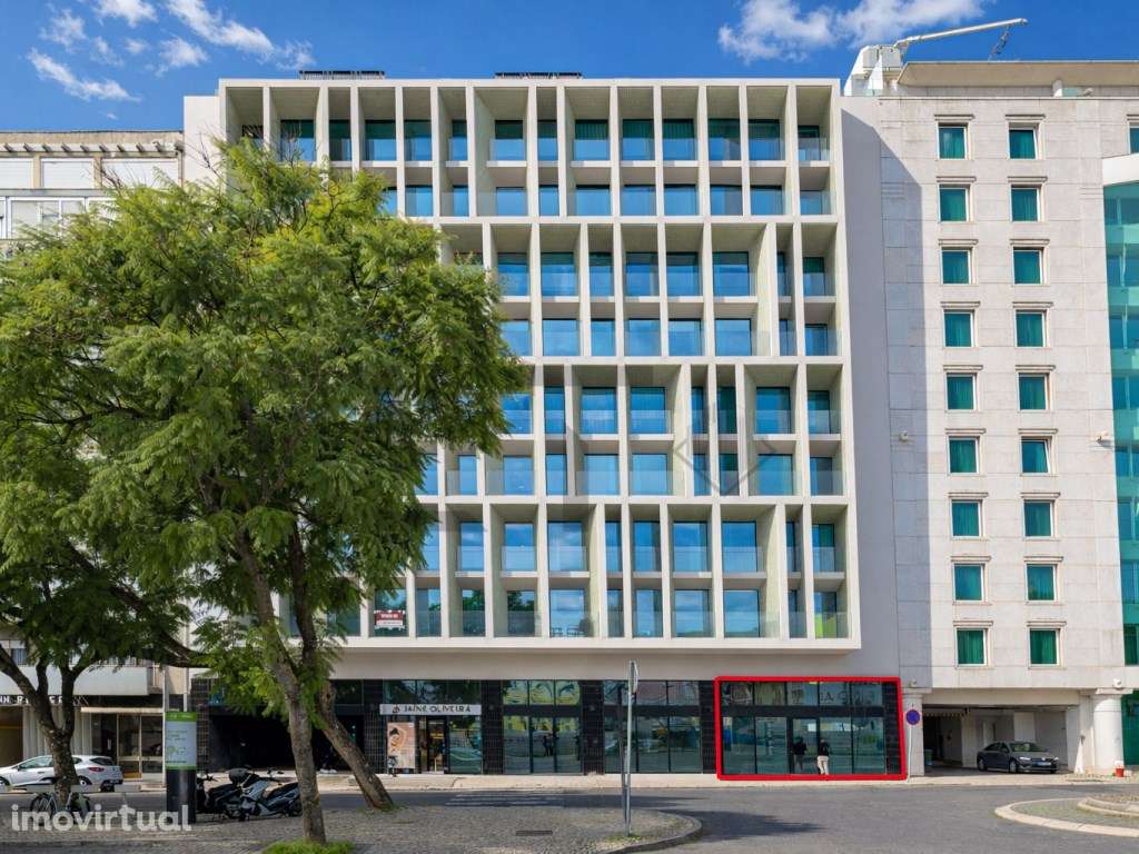 Loja Comercial com 940m2 e Garagem para Arrendamento na Av. 5 de Ou... - Grande imagem: 2/14