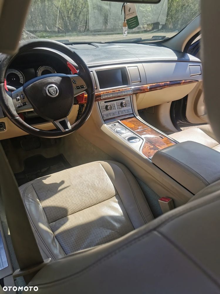Jaguar XF 3.0 V6 D Luxury - 9
