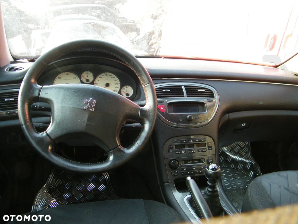 Peugeot 607 (99-04r.) 2.2 HDI 133KM. Silnik DW12TED4 Skrzynia 20LM03 lakier KMP. Cały na części. GWARANCJA !!!  Przód Tył Zestaw Komplet Drzwi Klapa Zderzak Błotnik Maska Grill Atrapa Szyba Pas Lampa Lusterko Boczki Fotel Kanapa Kokpit Deska Rozdzielcza Przełącznik Włącznik Sterownik Przewody Wiązka Instalacja Moduł Komputer Czujnik Listwa Pompa Alternator Wtryski Głowica Rozrusznik Kompresor Sprzęgło Dwumas Silnik Skrzynia ABS Klimatyzacji Paliwa Wspomagania Kolektor Turbina Przepustnica Zawór Chłodnica Koło Hak Belka Sanki Zawieszenie Mcpherson Półoś Amortyzator Wydech Tłumik Zacisk Most - 6