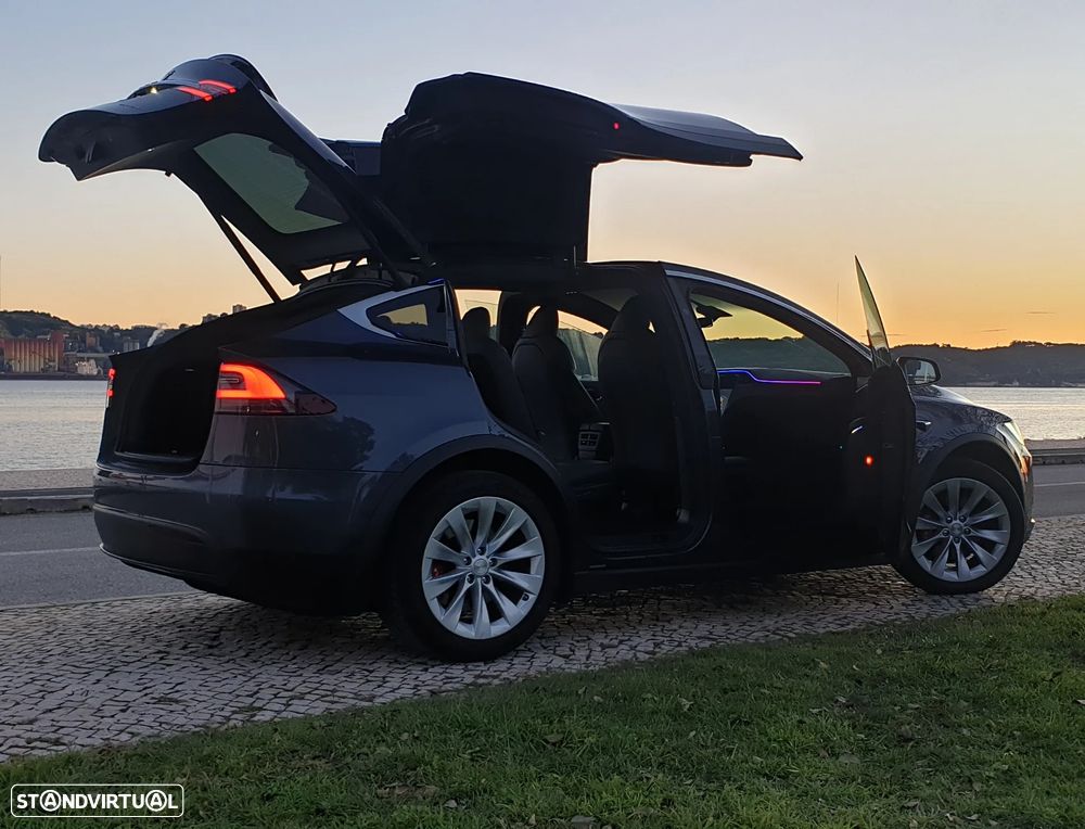 Tesla Model X - 25