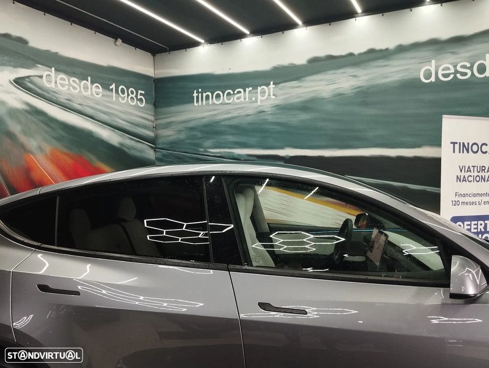 Tesla Model Y - 12